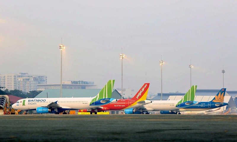 Tại sân bay Nội Bài, hàng trăm máy bay nằm ở sân đợi dịch sớm qua.
