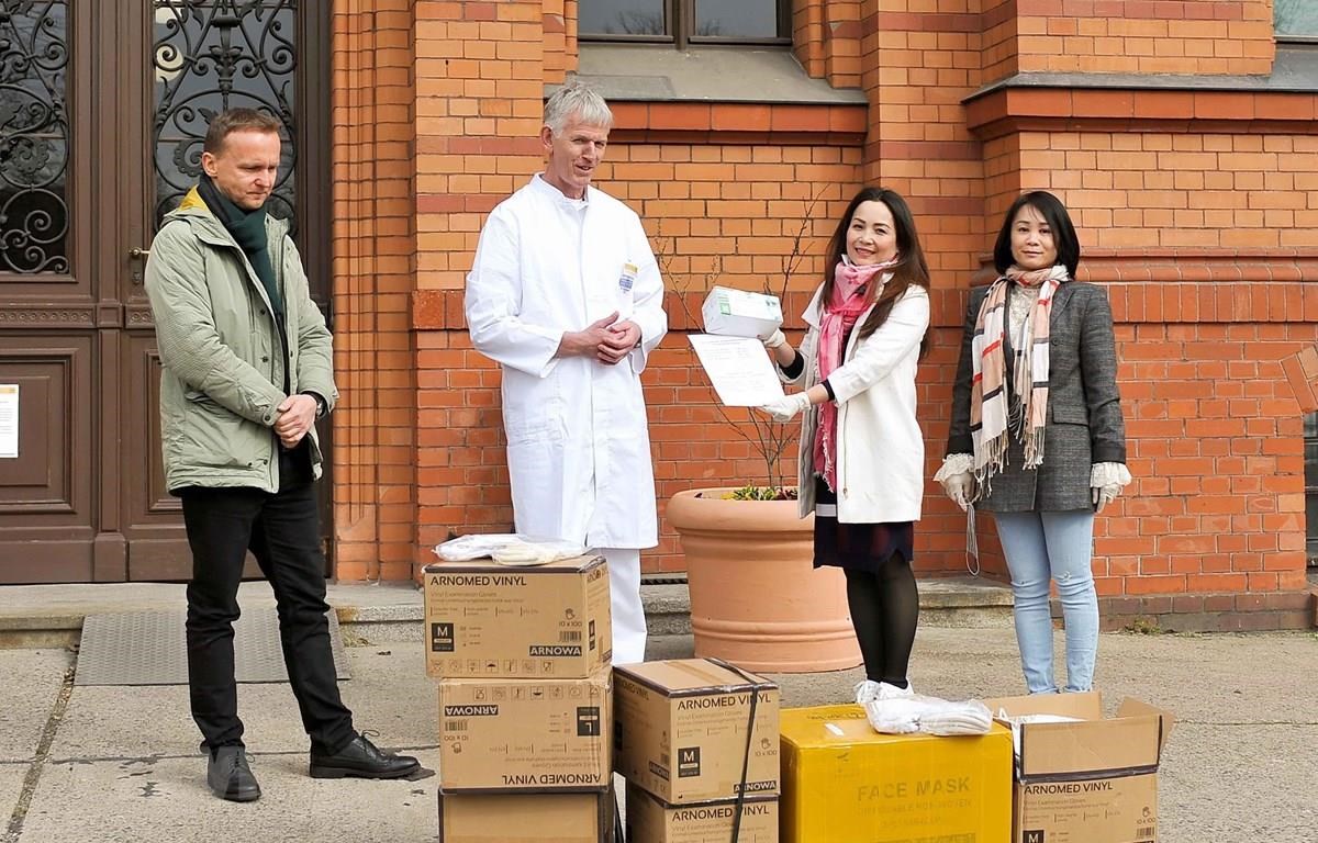 Cộng đồng người Việt tại Đức trao tặng hàng nghìn chiếc khẩu trang, găng tay và nước khử trùng cho Bệnh viện Königin Elisabeth Herzberge ở Berlin, Đức. Ảnh: TTXVN