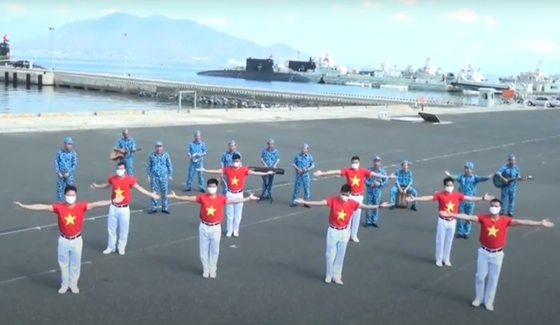Các thủy thủ tàu ngầm Lữ đoàn 189 Hải quân nhảy vũ điệu nhảy rửa tay trên nền bài hát “Việt Nam ơi! Đánh bay Covid” của nhạc sĩ Minh Beta.
