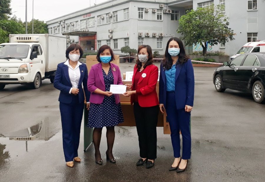 Lãnh đạo Hội CTĐ tỉnh tặng quà cho đội ngũ cán bộ y, bác sĩ tại Bệnh viện Lao và Phổi Quảng Ninh.
