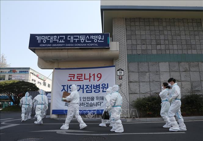 Nhân viên y tế làm việc tại bệnh viện điều trị bệnh nhân mắc COVID-19 ở Daegu, Hàn Quốc ngày 3/4/2020. Ảnh: Yonhap/TTXVN