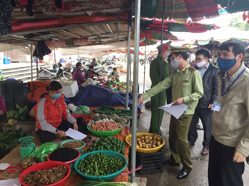 Nguyễn Chiến Đội QLTT số 8 phối hợp với các lực lượng chức năng huyện Tiên Yên tuyên truyền pháp luật cho các hộ kinh doanh tại Chợ trung tâm huyện Tiên Yên.