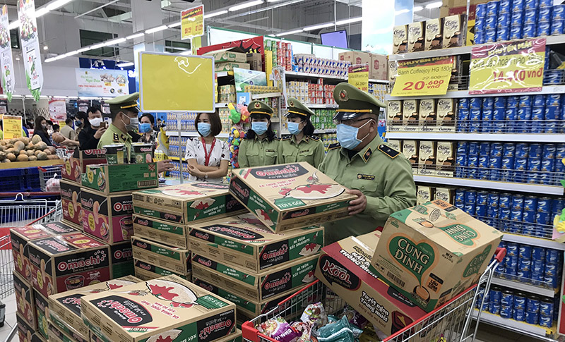 Lực lượng QLTT tỉnh kiểm tra việc việc niêm yết giá cả hàng hóa tại siêu thị BigC Hạ Long.