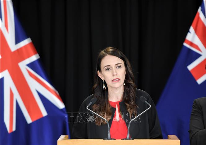 Thủ tướng New Zealand Jacinda Ardern phát biểu trong cuộc họp báo tại Wellington. Ảnh: THX/TTXVN