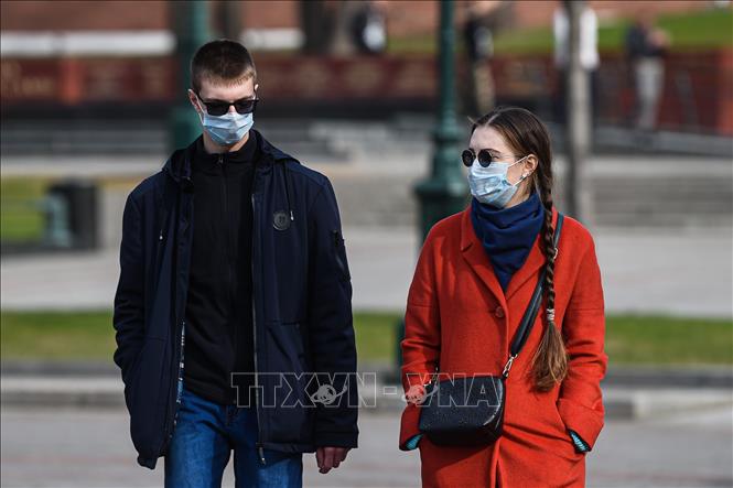 Người dân đeo khẩu trang nhằm ngăn chặn sự lây lan của dịch COVID-19 tại Moskva, Nga ngày 27/3/2020. Ảnh: THX/TTXVN