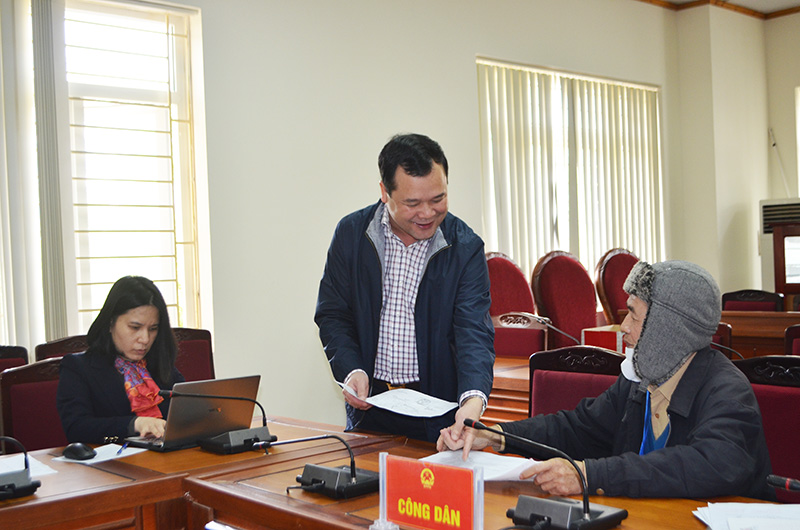 Đồng chí Điệp Văn Chiến, Chánh Thanh tra tỉnh, trao đổi với công dân tại buổi tiếp công dân định kỳ của UBND tỉnh, tháng 2/2020.