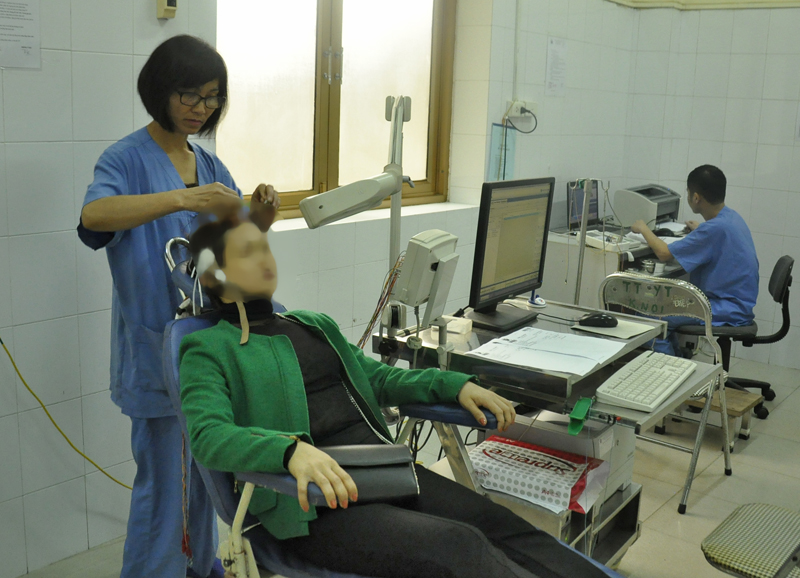 Đo điện não đồ cho bệnh nhân tại Bệnh viện Đa khoa tỉnh.
