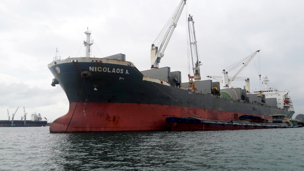 Tàu nhập khẩu than tại khu vực cảng Hòn Nét (TP Cẩm Phả).