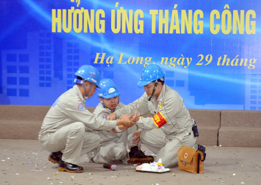 Các thí sinh thực hiện thao tác băng bó vết thương tay tại Hội thi an toàn vệ sinh viên giỏi của ngành xây dựng Quảng Ninh năm 2019.