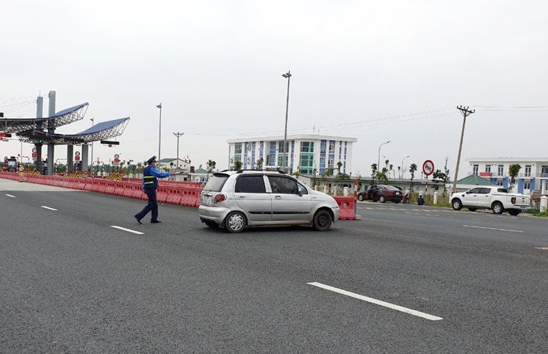 Một xe BKS Sơn La bị buộc quay đầu vì không đủ điều kiện về giấy tờ vào Quảng Ninh.