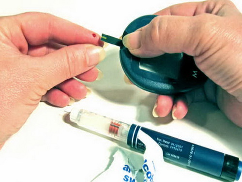 Người bệnh đái tháo đường nên tự kiểm tra đường huyết thường xuyên.