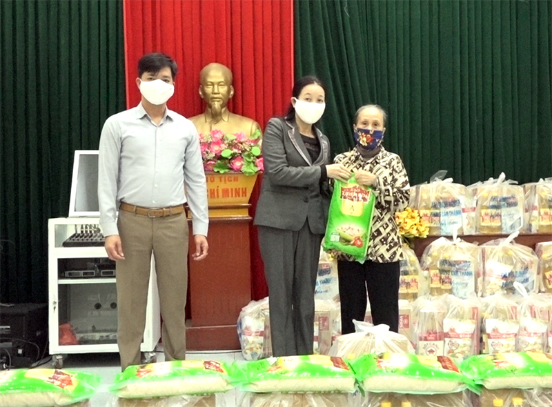 Lãnh đạo UBND phường Cẩm Thành cùng Chi hội doanh nghiệp trao tặng nhu yếu phẩm thiết yếu cho các hộ nghèo trên địa bàn
