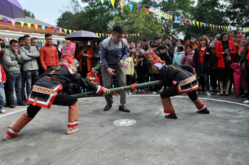 Phụ nữ xã Quảng Sơn (Hải Hà) tham gia trò đẩy gậy tại Lễ hội văn hóa thể thao truyền thống tổ chức dịp xuân Canh Tý 2020. (tháng 1/2020)