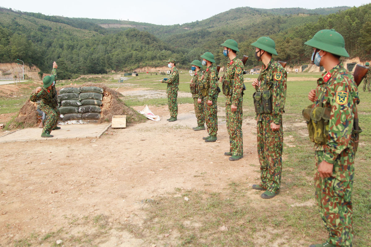 Cán bộ, chiến sĩ thực hiện huấn luyện ném lựu đạn xa trúng đích.