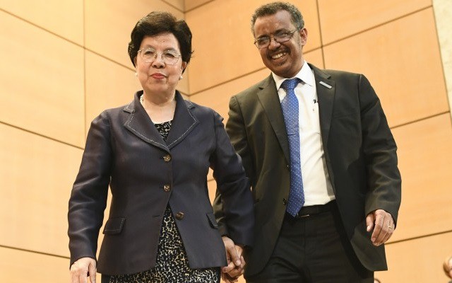 Cựu Tổng giám đốc WHO Margaret Chan (trái) tay trong tay thân thiết với đương kim Tổng giám đốc WHO Tedros Adhanom. Ảnh: SCMP.