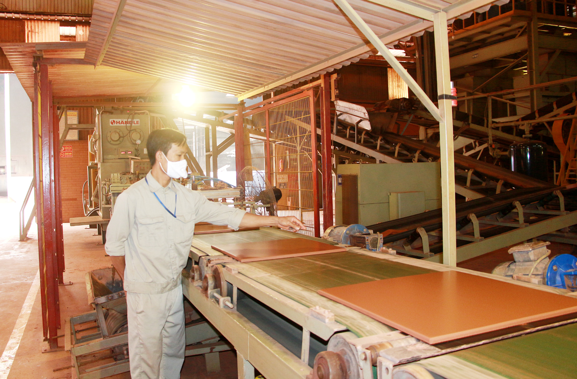 Sản xuất tại Công ty CP Gốm Đất Việt. Ảnh: Mạnh Trường