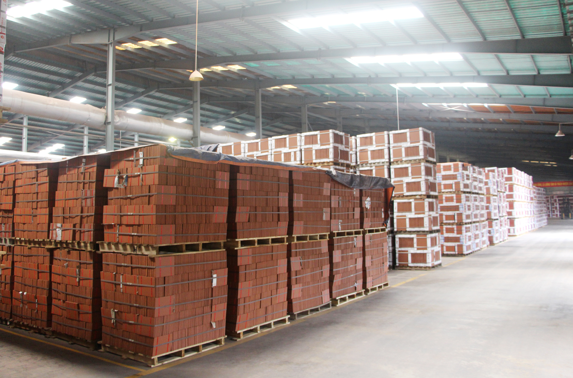 Sản phẩm gạch của Công ty CP Gốm Đất Việt luôn đáp ứng nhu cầu tiêu thụ của thị trường. Ảnh: Mạnh Trường