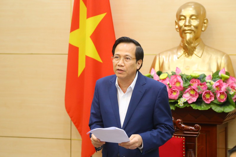 Bộ trưởng Đào Ngọc Dung báo cáo về Gói an sinh xã hội.