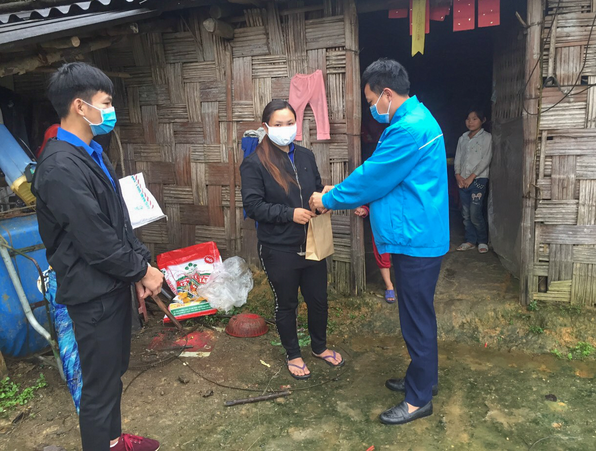 Đoàn thanh niên huyện Đầm Hà đến tận nhà, trao thực phẩm cho hộ nghèo vùng cao.