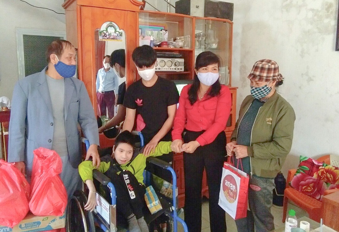 Đồng chí Nguyễn Thị Thu Hà, Bí thư Huyện ủy, đến thăm người khuyết tật tại xã Tân Lập.