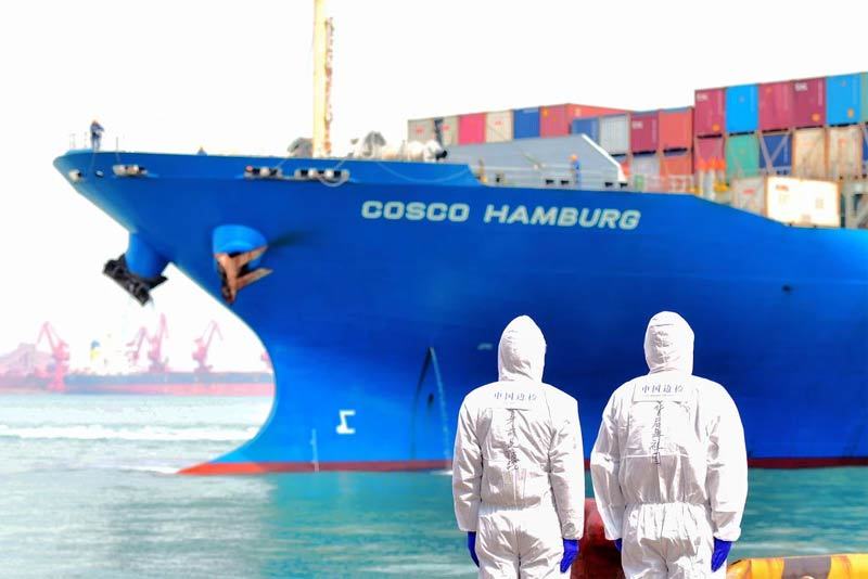 Một tàu container ở Trung Quốc. Các nước có thể phải xem xét lại sự phụ thuộc của họ vào chuỗi cung ứng từ xa. (Ảnh: AP)