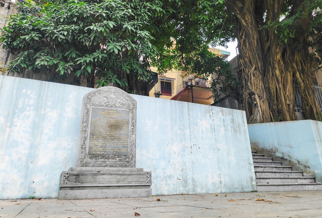 Bia kỷ niệm nơi xuất quân của Binh đoàn Than được đặt tại bến phà Bãi Cháy cũ (phường Hồng Gai, TP Hạ Long).