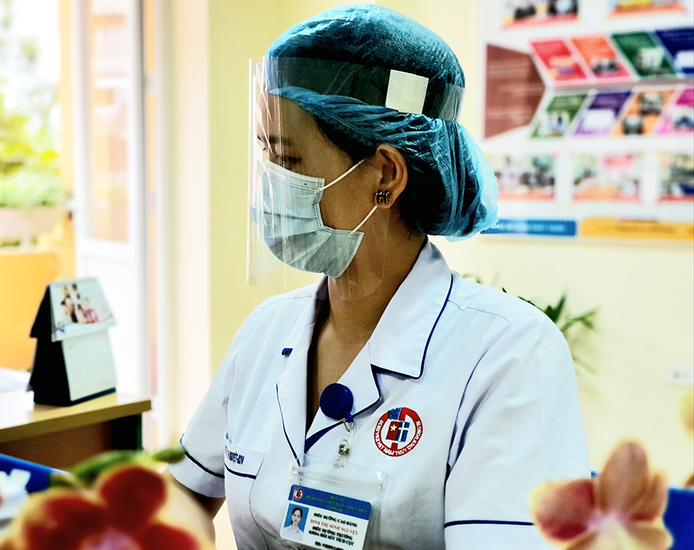 Mạng chắn giọt bắn do y bác sĩ Bệnh viện Việt Nam - Thụy Điển Uông Bí chế tạo