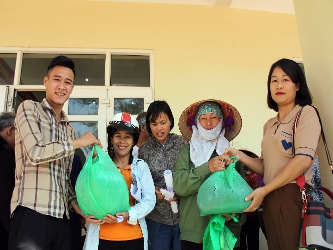 Cán bộ dự án cấp phát phân bón hữu cơ cho người dân xã Đồng Tiến (huyện Cô Tô), thành quả của người dân sau khi thực hiện phân loại rác tại nguồn.