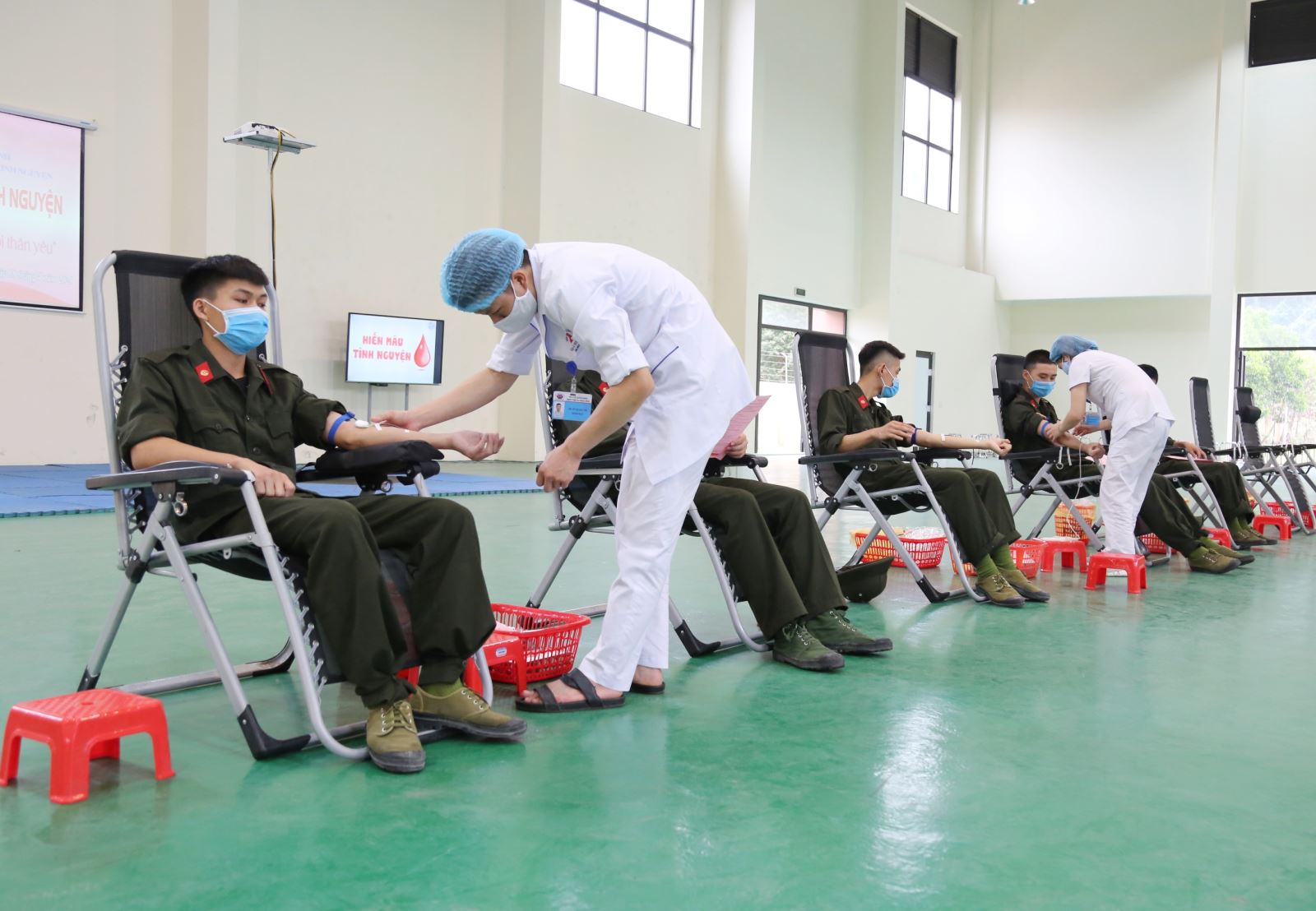 Chương trình thu hút trên 300 cán bộ, chiến sĩ trẻ tham gia hiến máu tình nguyện.