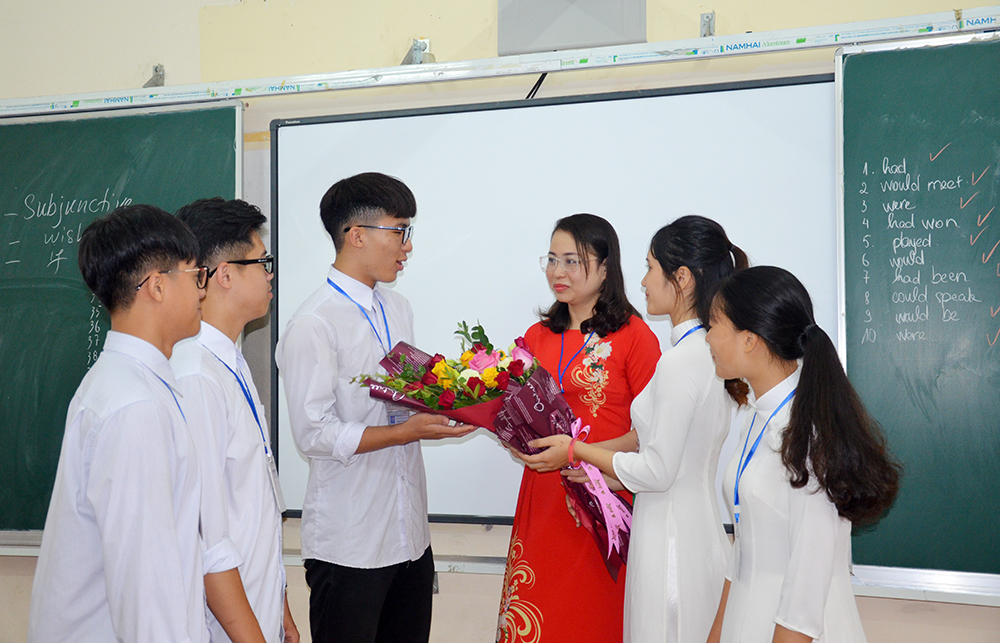 Học sinh Trường THPT Bãi Cháy, TP Hạ Long tặng hoa cô giáo bày tỏ lòng tri ân nhân ngày Nhà giáo Việt Nam 20/11/2019.