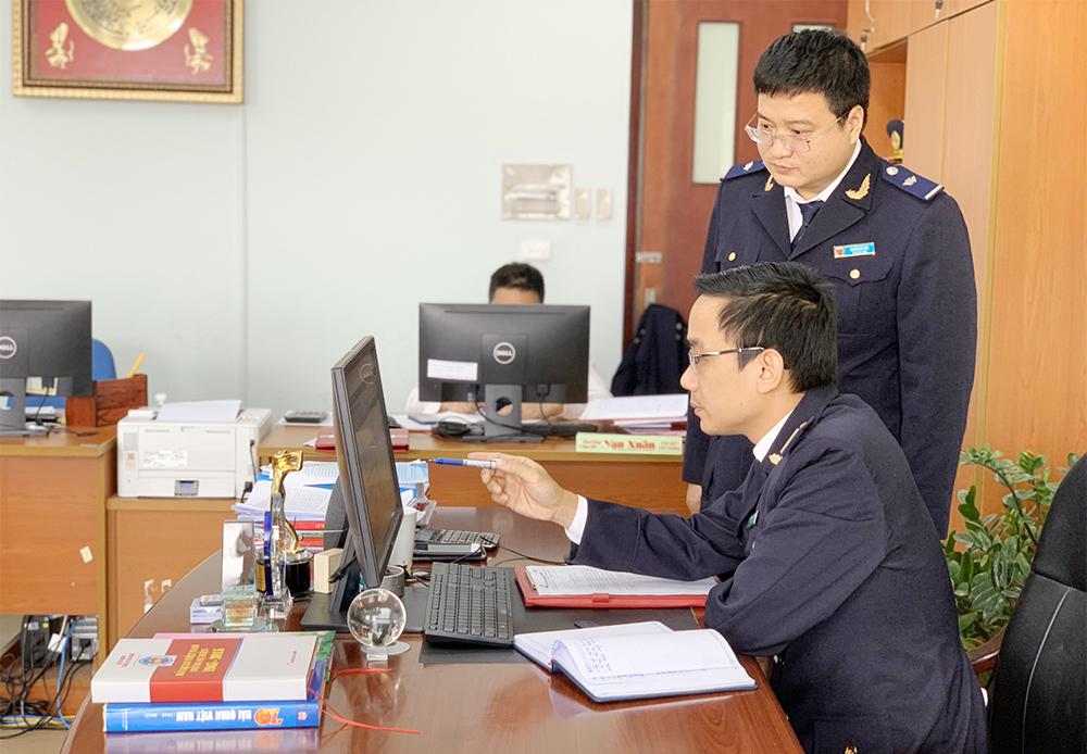 Anh Phạm Ngọc Linh, Đội trưởng Đội Tổng hợp, Chi cục Hải quan cửa khẩu Móng Cái trao đổi với đồng nghiệp để giải đáp vướng mắc cho doanh nghiệp trên Hệ thống quản lý đối tác Hải quan – Doanh nghiệp.