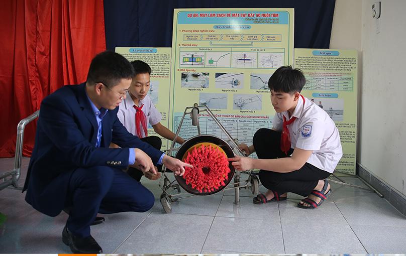 Thầy Hoàng Văn Thắng hướng dẫn học sinh chế tạo máy làm sạch bề mặt bạt đáy ao nuôi tôm