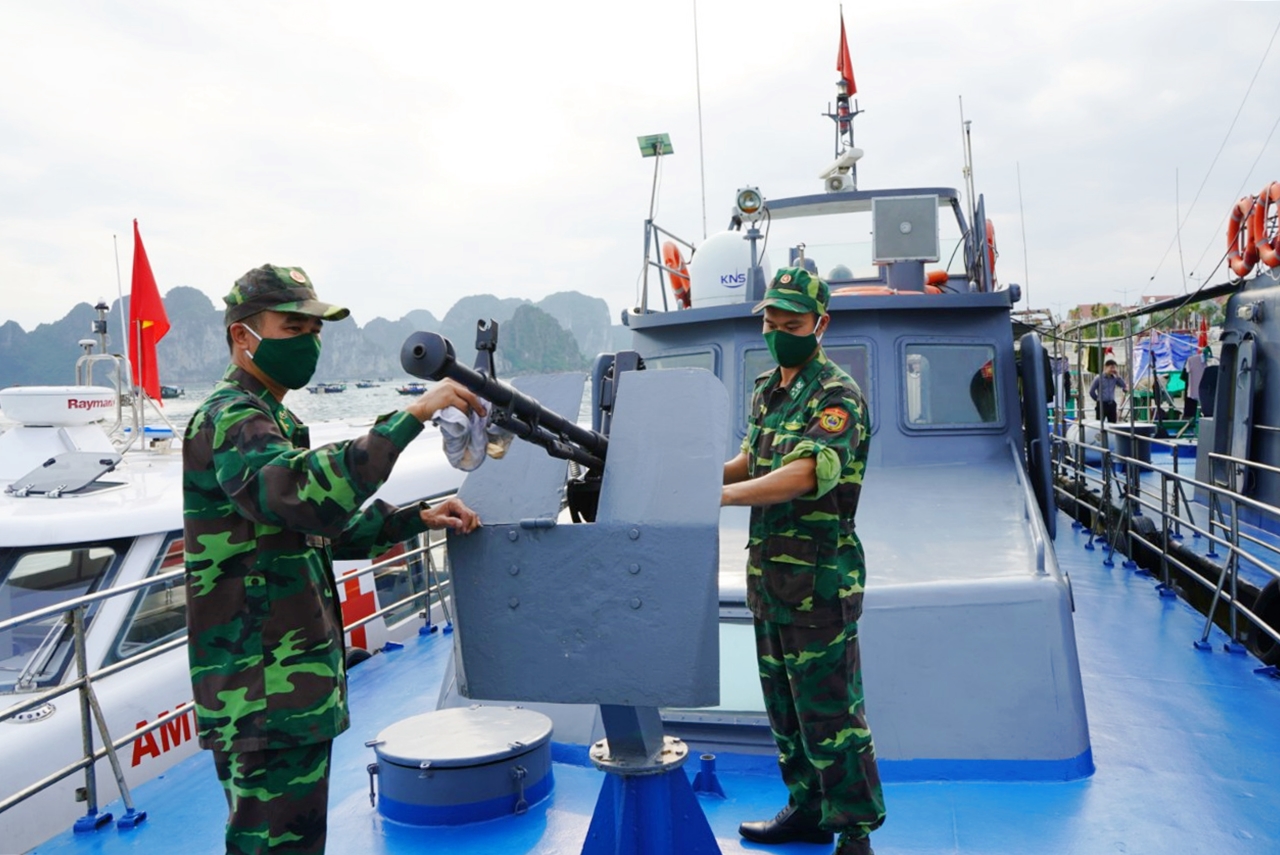 Thuyền trưởng Nguyễn Văn Hiệu cùng đồng đội bảo dưỡng vũ khí 