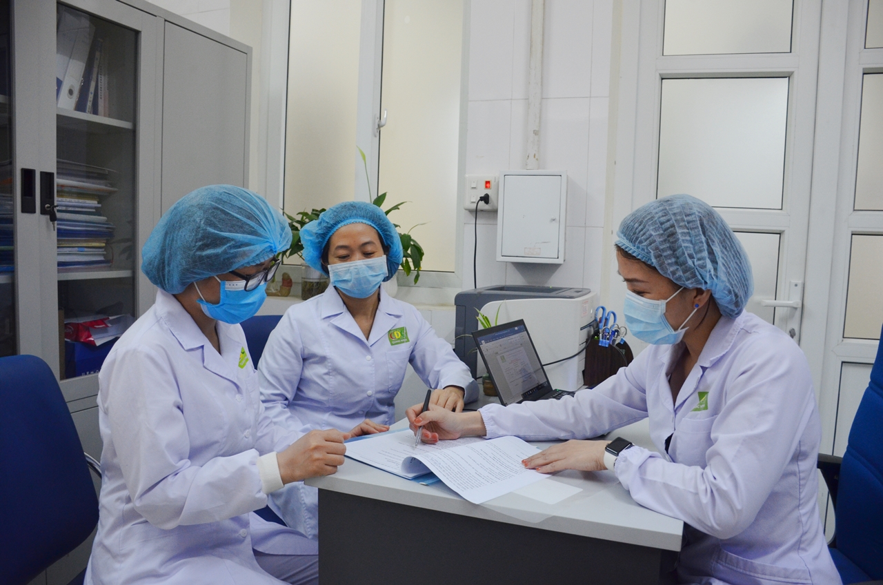 Thạc sĩ Nguyễn Thị Hiền, Trưởng Khoa Vi sinh huyết học (ngoài cùng bên phải) đang trao đổi công việc với các cán bộ xét nghiệm trong khoa.