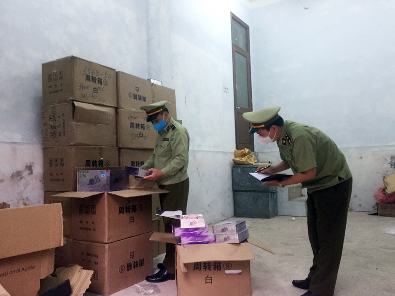 Đội Quản lý thị trường số 4 bắt giữ lô hàng 18 thùng catton chứa 432 lọ mỹ phẩm không rõ nguồn gốc, xuất xứ ngày 5/4.