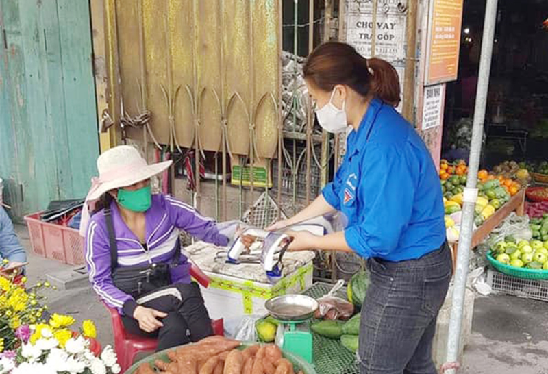 ĐVTN phường Mông Dương tặng mũ chắn gọt bắn cho tiểu thương chợ cầu Ngầm.