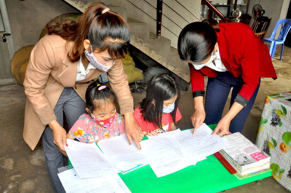 Cô giáo điểm trường Nà Luông thuộc Trường Tiểu học xã Lục Hồn, huyện Bình Liêu đến nhà giao bài tập cho học sinh.