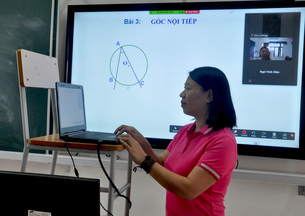 Cô Bùi Thị Anh, giáo viên toán dạy kiến thức mới cho học sinh lớp 9A, Trường THCS thị trấn Bình Liêu, huyện Bình Liêu theo hình thức trực tuyến.
