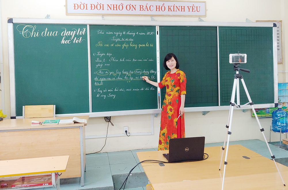 Cô giáo Đào Thị Tuyết, giáo viên Trường Tiểu học Quang Trung, TP Hạ Long dạy từ xa cho học sinh.