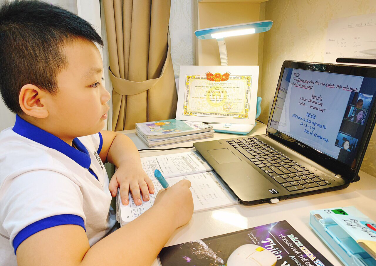 Cù Thế Tùng, lớp 2A2, Trường Tiểu học Quang Trung học trực tuyến tại nhà.