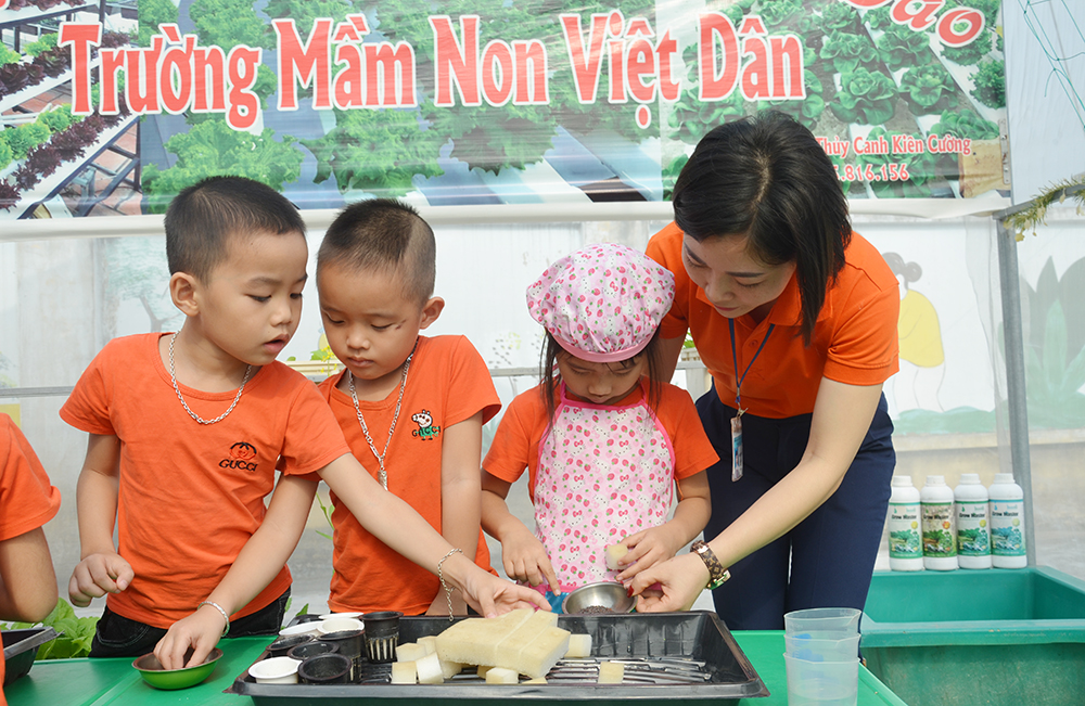 Cô giáo Trường Mầm non Việt Dân, TX Đông Triều hướng dẫn trẻ trải nghiệm.