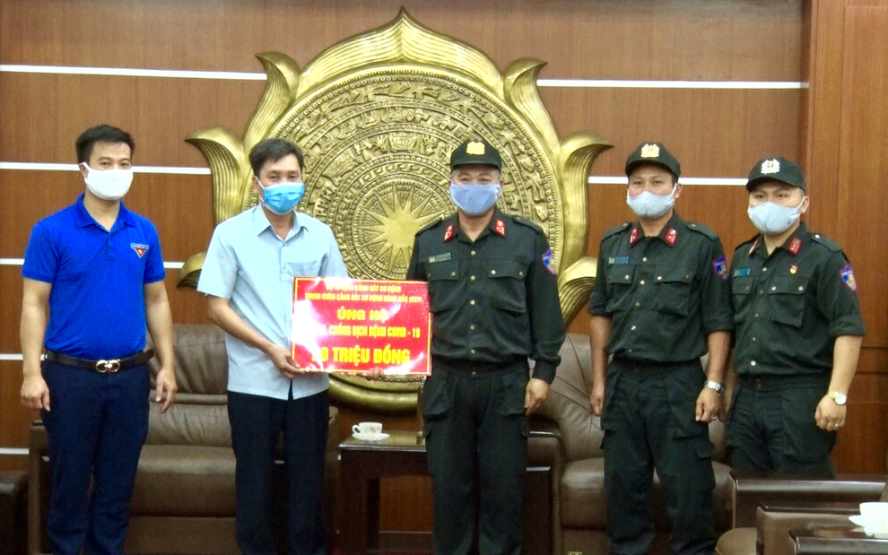 Trung đoàn Cảnh sát cơ động Đông Bắc ủng hộ TP Uông Bí 20 triệu đồng, chung tay phòng, chống dịch Covid-19.