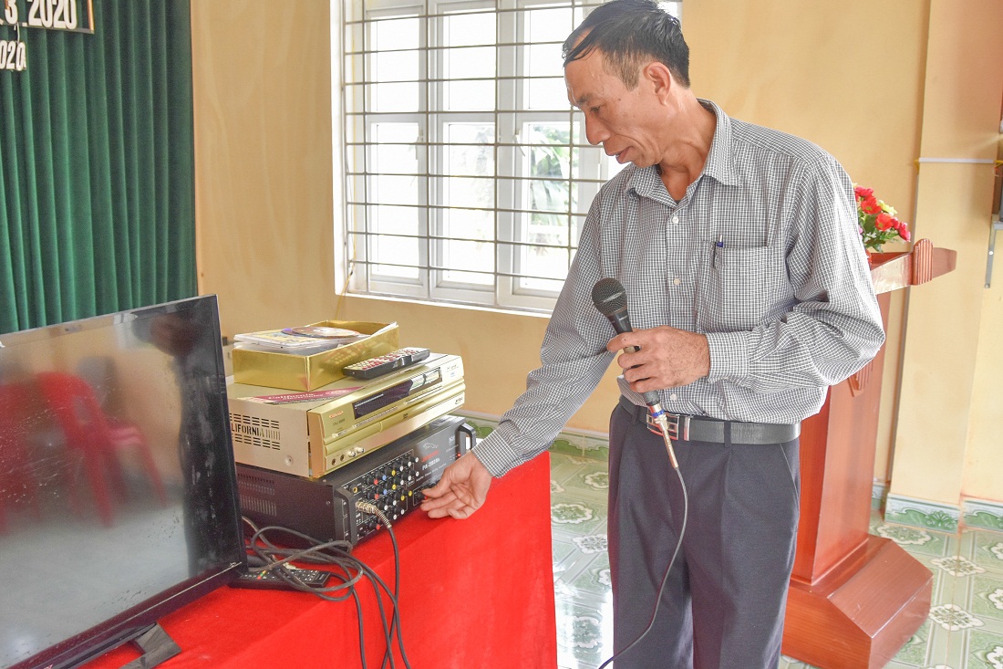 Ông Nguyễn Văn Quyên, Bí thư chi bộ, Trưởng khu phố Ly A Coỏng phát thanh tuyên truyền chống Covid-19 tại nhà văn hóa.