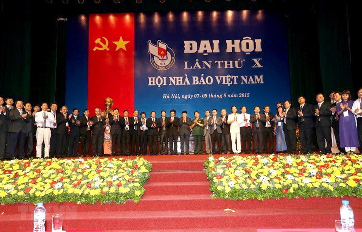 Ban Chấp hành Hội Nhà báo Việt Nam khoá X ra mắt Đại hội lần thứ X, nhiệm kỳ 2015-2020, tháng 8/2015. (Ảnh: Trí Dũng/TTXVN)