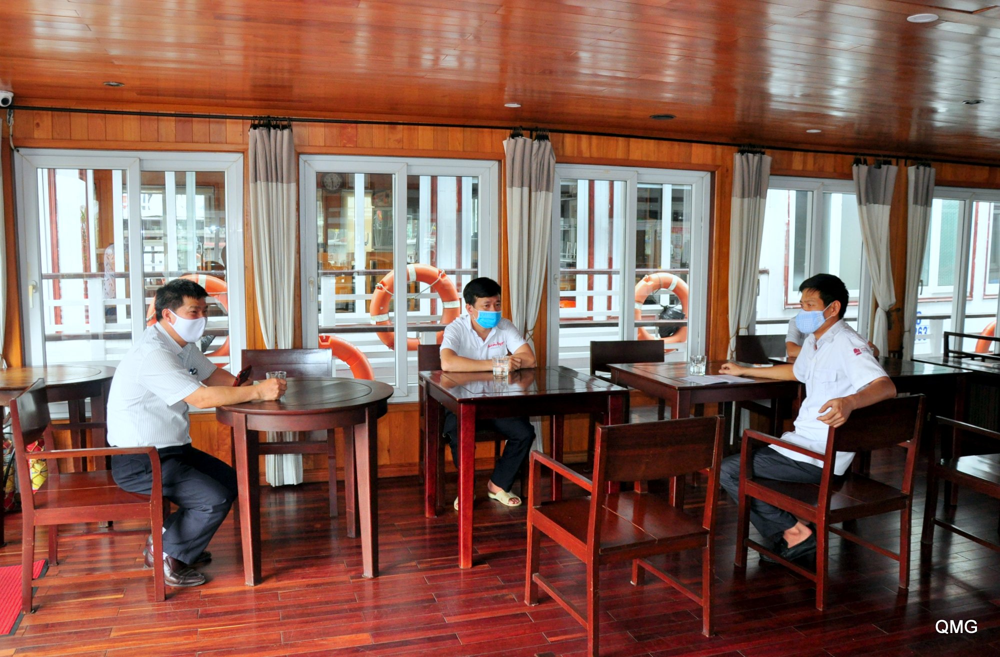 Lãnh đạo Công ty TNHH Hạ Long Biển Ngọc đến thăm hỏi, động viên người lao động làm nhiệm vụ trực tàu.