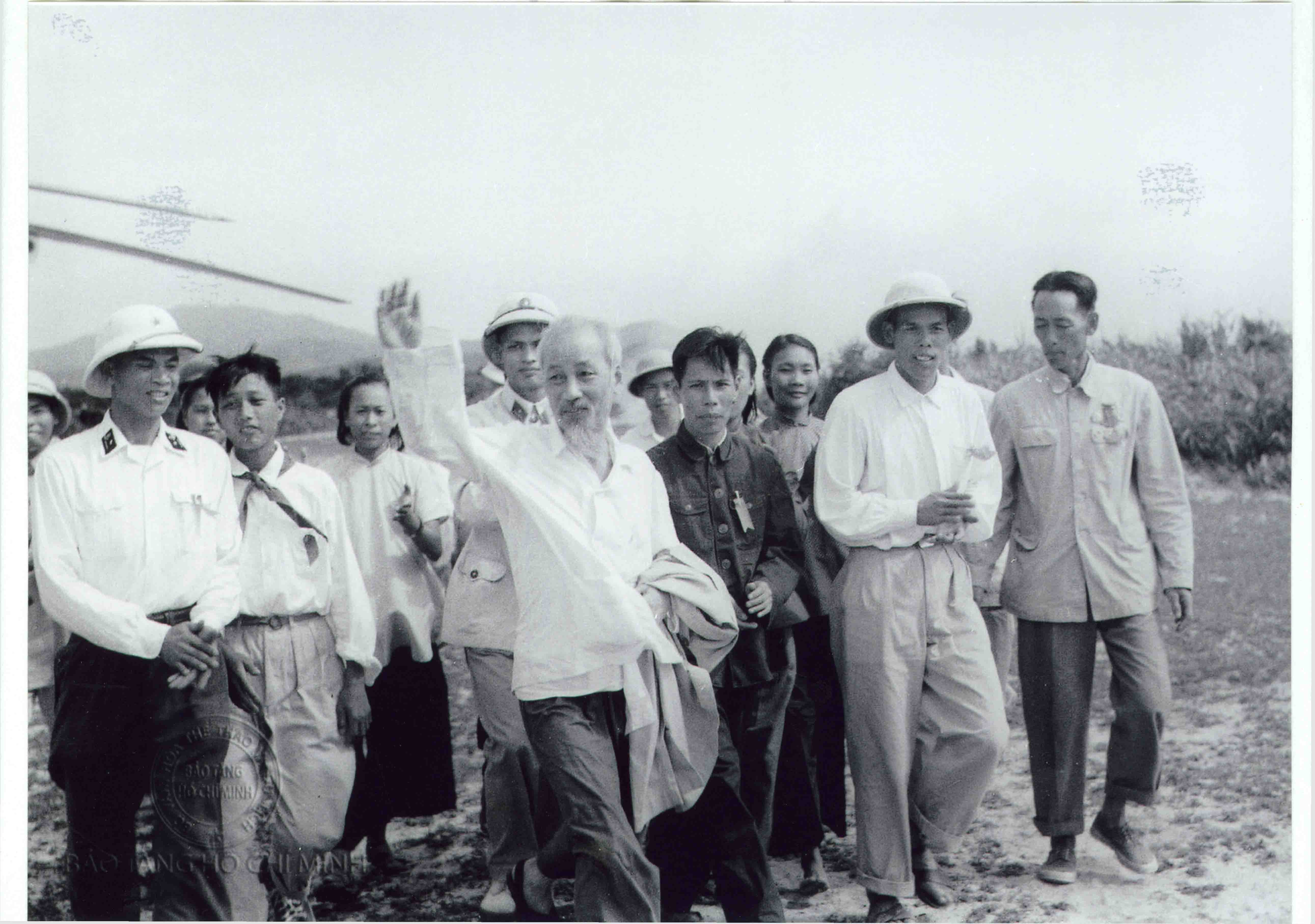  Chủ tịch Hồ Chí Minh thăm Cô Tô, ngày 9/5/1961. Ảnh: Bảo tàng Hồ Chí Minh