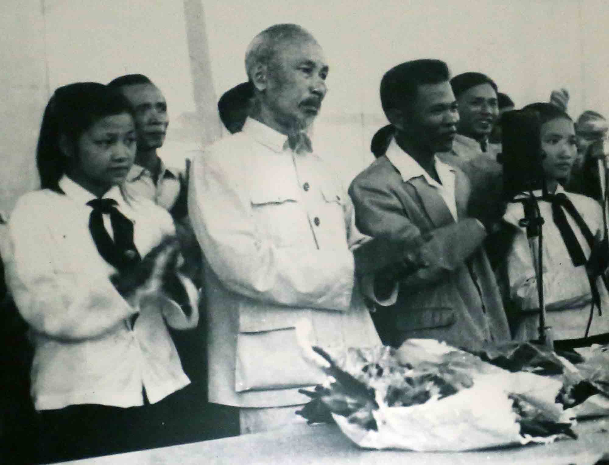 Chủ tịch Hồ Chí Minh nói chuyện với cán bộ, nhân dân khu Hồng Quảng tại TX Hồng Gai, ngày 5-10-1957