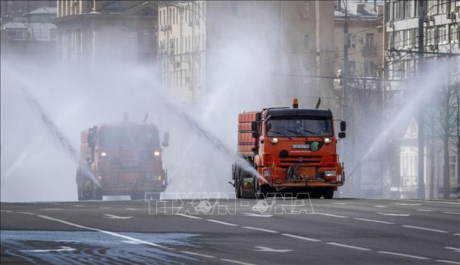 Trong ảnh: Phun khử trùng đường phố tại Moskva, Nga ngày 12/4/2020 nhằm ngăn dịch COVID-19 lây lan. Ảnh: AFP/TTXVN
