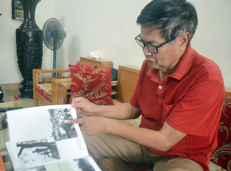 CCB Trần Bá Đức xem lại những tấm ảnh cửa đơn vị mình tham gia chiến dịch giải phóng Sài Gòn cách đây 45 năm.