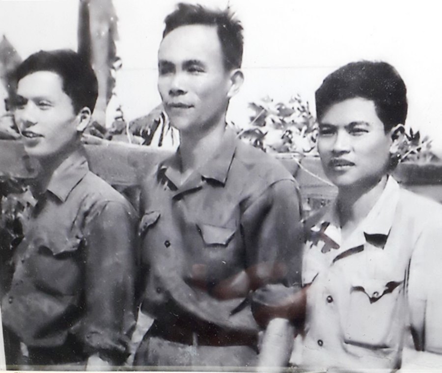 CCB Trần Bá Đức (bên phải) chụp cùng Ban chỉ huy Đại đội 23, phòng Tham mưu Sư đoàn 325 tại Lai Phước (Quảng Trị) năm 1973. (Ảnh: Nhân vật cung cấp).